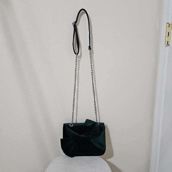 Green velvet bow with silver chain shoulder bag ๐ - Picture 3 of 6